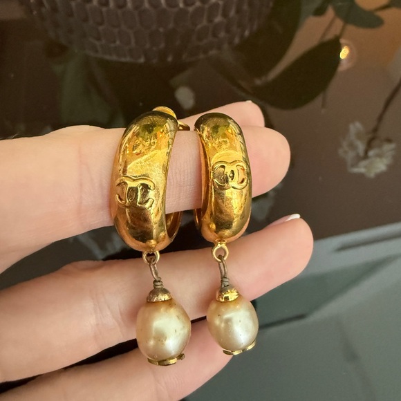 LOT 1734 24K gold plated CHANEL vintage hoop pearl CC clip on earrings - Picture 13 of 13